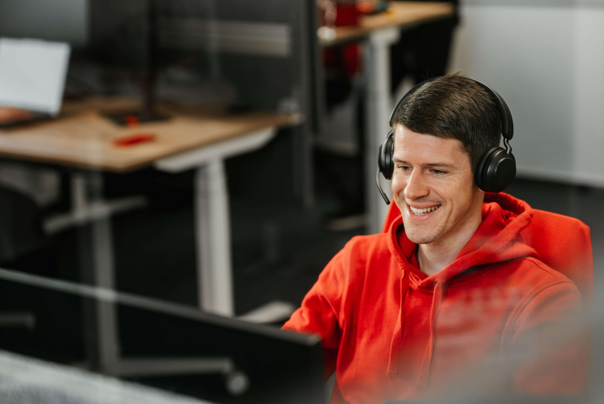 nexoma Mitarbeiter telefoniert mit Headset