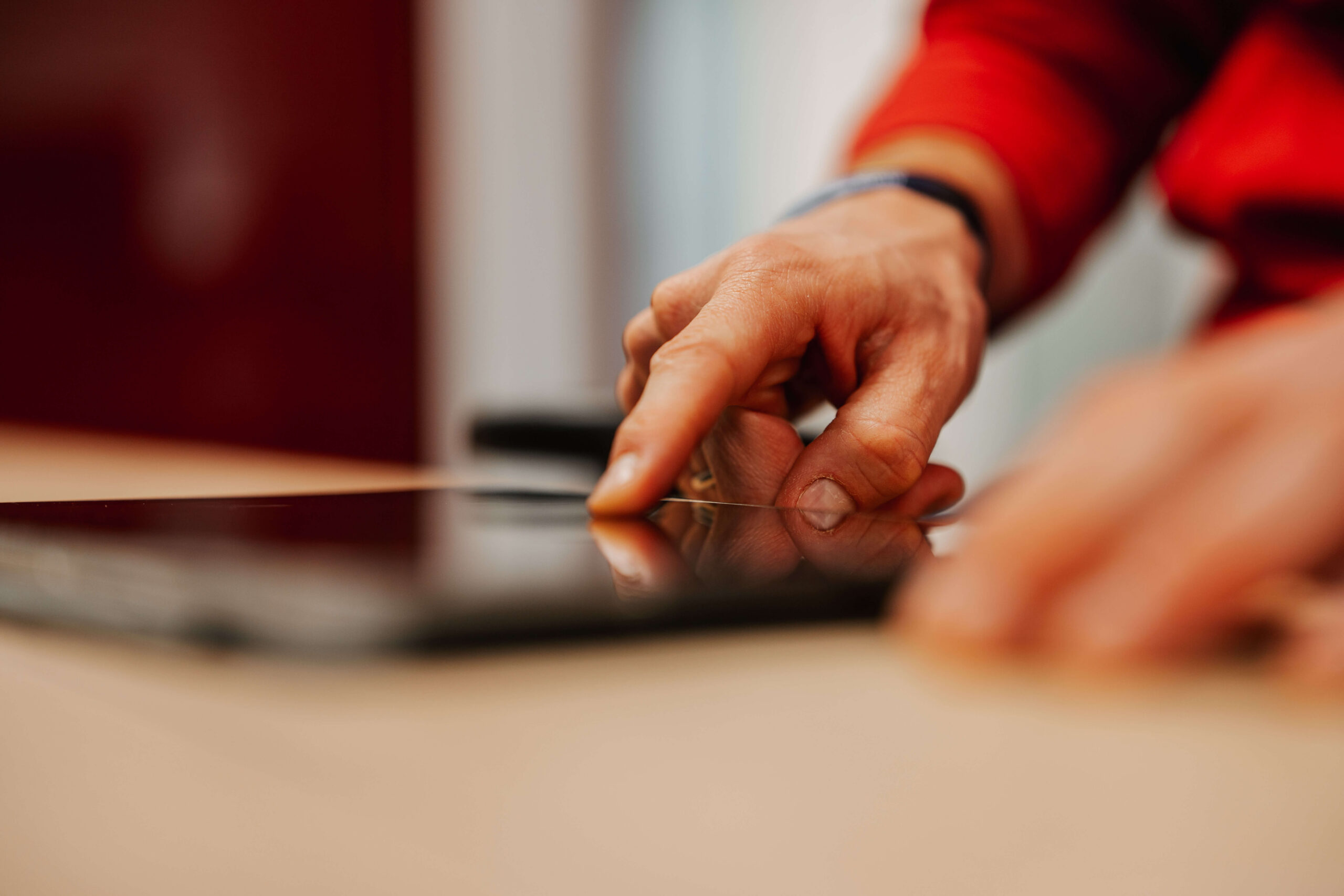 Finger scrollt Whitepaper durch