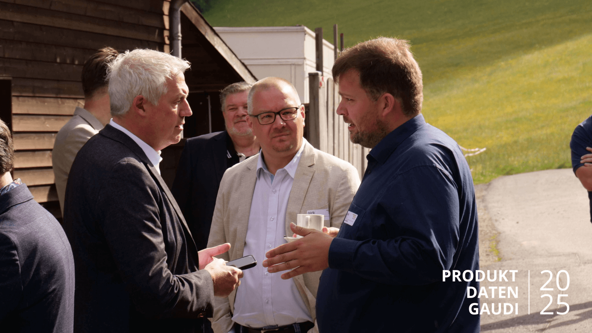 Drei Männer am Netzwerken auf der Produktdatengaudi 2025