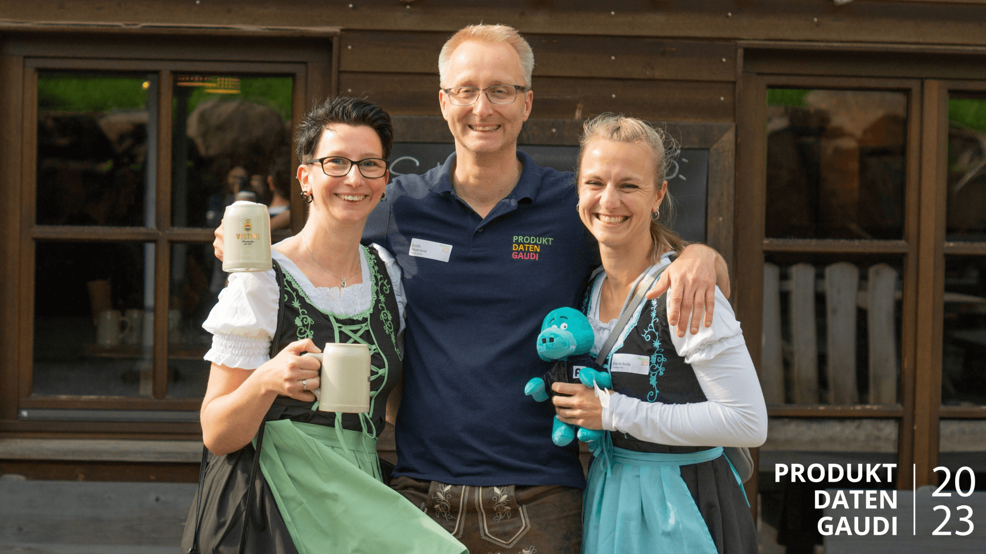Teilnehmer in Dirndl und Lederhosen bei der Gaudi