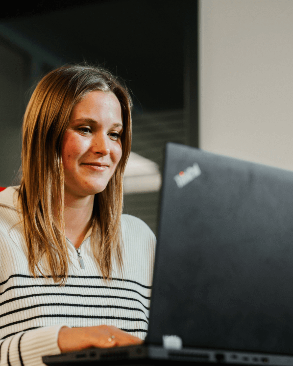 Frau schaut sich Data-Syndication-Prozess von nexoma an