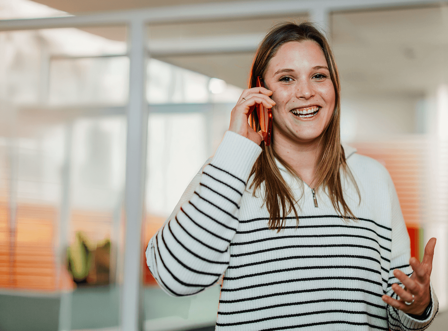 Frau berät zu Produktdatenmanagement am Telefon