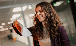 nexomit hält Datenblätter, Flyer, Kataloge in der Hand, welche mithilfe von Printautomatisierung in CatalogExpress und mit der priint:cloud / priint:suite erzeugt wurden