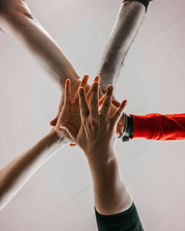 Hände mehrerer nexomiten halten sich übereinander liegend fest