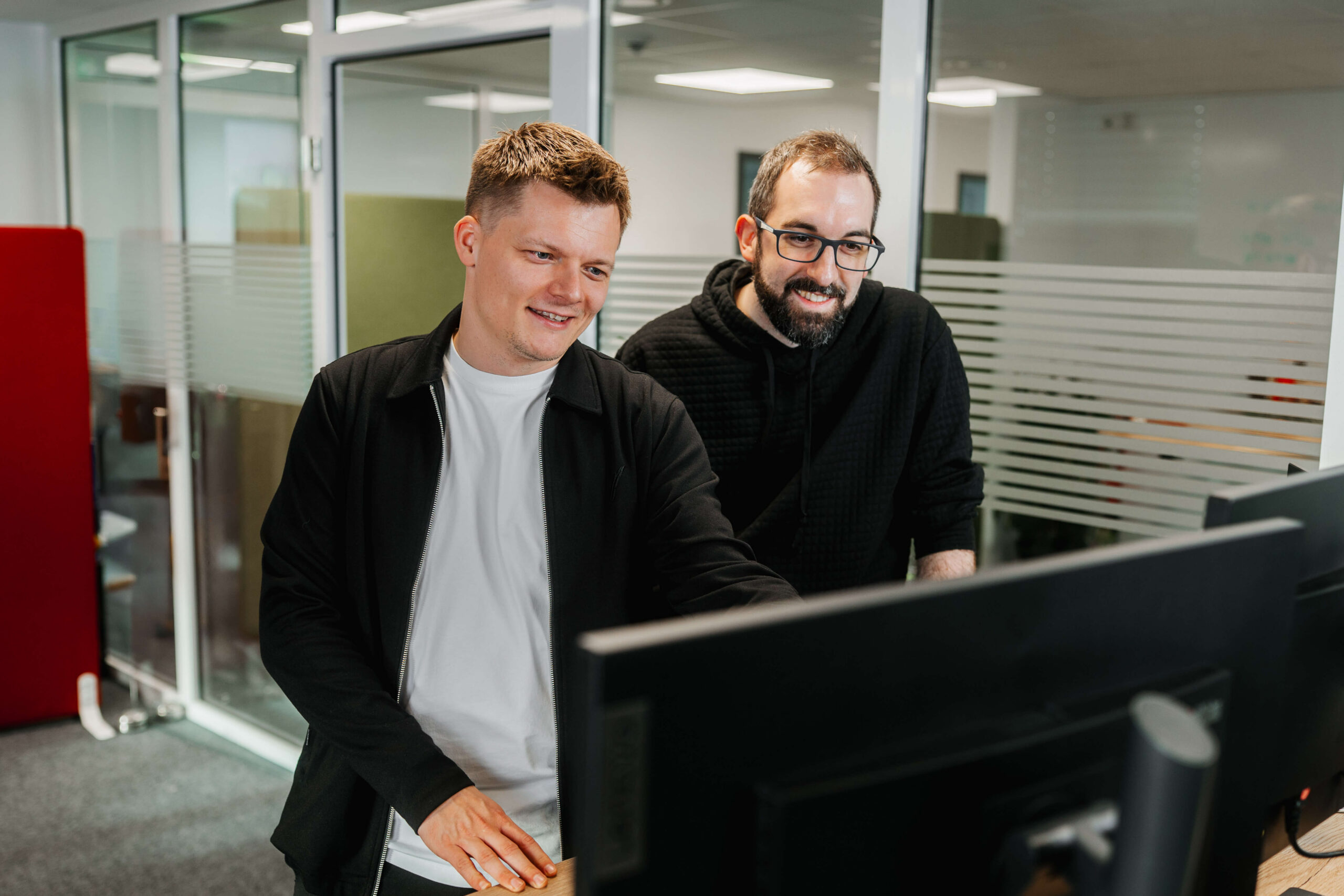 nexoma Mitarbeiter zeigen Produktdatenmanagement-Software