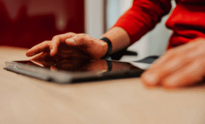 Finger scrollt durch nexoma Aktuelles.