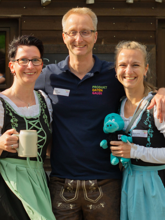 Almbesucher mit Dirndl und Lederhosen
