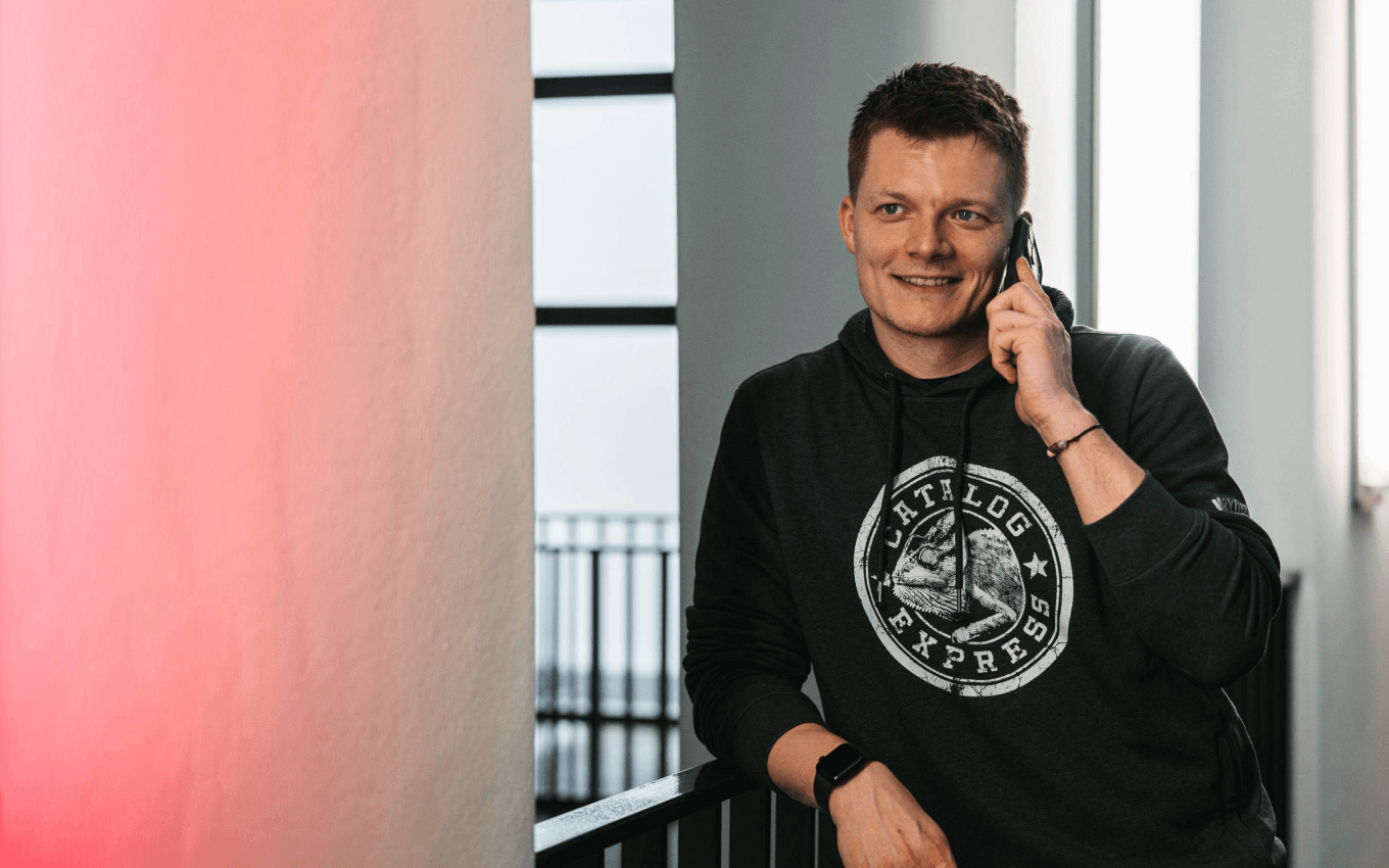 Kontaktbanner - nexoma-Mitarbeiter telefoniert mit einem Interessenten / Kunden