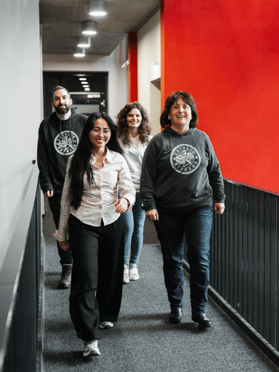 nexoma Team läuft im Gang