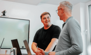 nexoma Mitarbeiter kommuniziert mit Partner