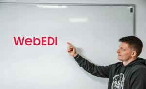 Mann erklärt WebEDI-Prozess an Whiteboard