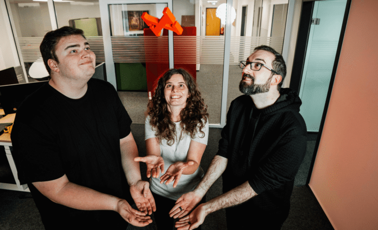 nexoma-Team wirf rotes "x" der NEXIpedia in die Höhe